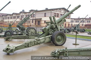 152-мм гаубица-пушка образца 1937 года МЛ-20 (52-Г-544А) в музее отечественной военной истории в Падиково