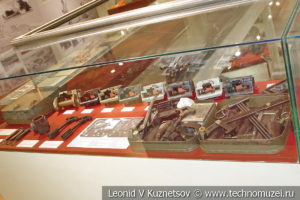 Комплект инструментов для обслуживания пулемёта Максима и затворы разных лет выпуска в музее отечественной военной истории в Падиково