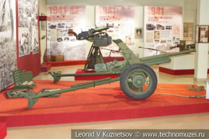 45-мм противотанковая пушка образца 1937 года 53-К с лямками для перекатывания орудия вручную в музее отечественной военной истории в Падиково