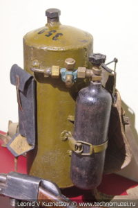 Пехотный ранцевый огнемёт РОКС-3 в музее отечественной военной истории в Падиково
