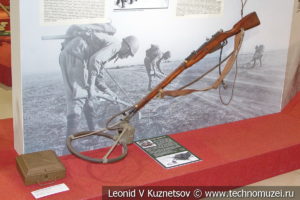 Миноискатель ВИМ-203М образца 1942 года и противотанковая мина ТМ-35 в музее отечественной военной истории в Падиково