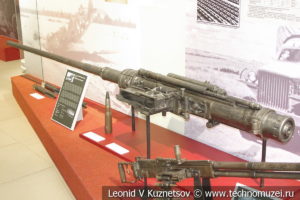 37-мм авиационная пушка НС-37 и снаряд к ней в музее отечественной военной истории в Падиково