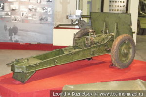 Невская сорокапятка упрощённая 45-мм противотанковая пушка на лафете проекта 7-33 в музее отечественной военной истории в Падиково