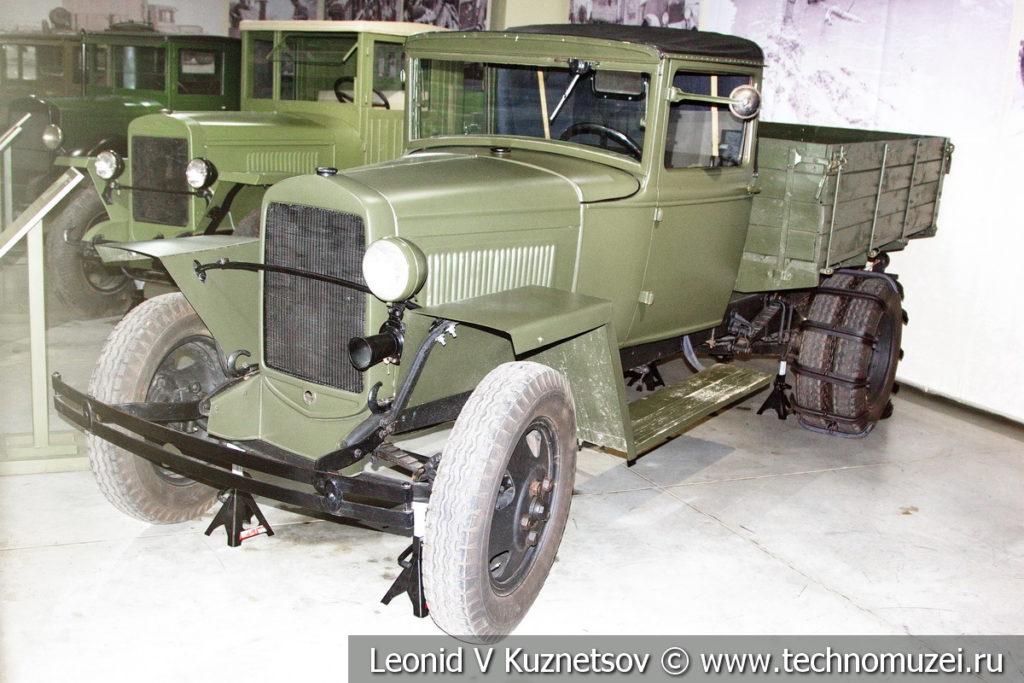 Грузовой автомобиль ГАЗ-ММ 1944 года с приспособлением для движения по обледенелым дорогам в музее отечественной военной истории в Падиково
