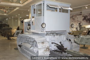 Трактор Сталинец-65 с гаубицей-пушкой МЛ-20 в музее отечественной военной истории в Падиково