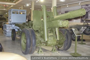 Трактор Сталинец-65 с гаубицей-пушкой МЛ-20 в музее отечественной военной истории в Падиково