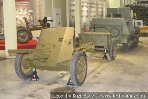 Артиллерийский тягач Т-20 Комсомолец с 45-мм противотанковой пушкой в музее отечественной военной истории в Падиково