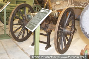 1/4-пудовый полевой единорог образца 1805 года на лёгком полевом лафете в музее отечественной военной истории в Падиково