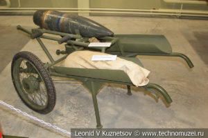 Фугасный снаряд и картуз с метательным полузарядом пушки Пион в музее отечественной военной истории в Падиково