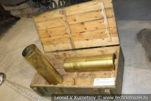 Осколочно-фугасный снаряд и гильза с метательным зарядом гаубицы Мста-С в музее отечественной военной истории в Падиково