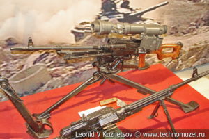 7,62-мм пулемёт Калашникова на станке Саможенкова ПКМС с ночным прицелом в музее отечественной военной истории в Падиково
