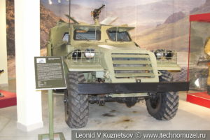 Бронетранспортёр БТР-152 в музее отечественной военной истории в Падиково