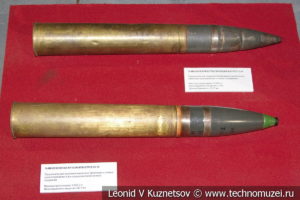 Осколочно-фугасный и бронебойно-трассирующий унитарные выстрелы СУ-76 в музее отечественной военной истории в Падиково