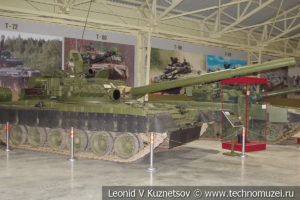 Т-80БВ Объект 219РВ основной боевой танк 1985 года в музее отечественной военной истории в Падиково