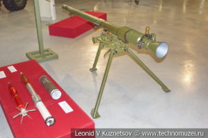 Станковый противотанковый гранатомёт СПГ-9 "Копьё" и боеприпасы к нему в музее отечественной военной истории в Падиково
