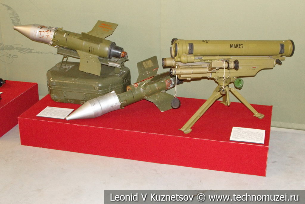 Переносные противотанковые ракетные комплексы "Малютка" и "Метис" в музее отечественной военной истории в Падиково