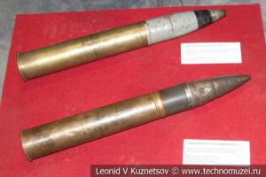 Осколочно-фугасный и бронебойно-трассирующий унитарные выстрелы Т-34-76 в музее отечественной военной истории в Падиково