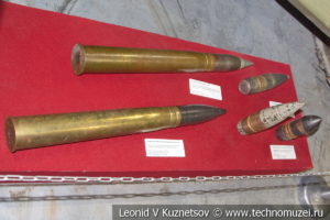 Осколочный выстрел и снаряд, бронебойно-трассирующий унитарный выстрел, бронебойно-трассирующий и полигонный трассирующий снаряды Т-34-85 в музее отечественной военной истории в Падиково