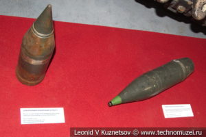 Осколочно-фугасный и бронебойно-трассирующий снаряды в музее отечественной военной истории в Падиково