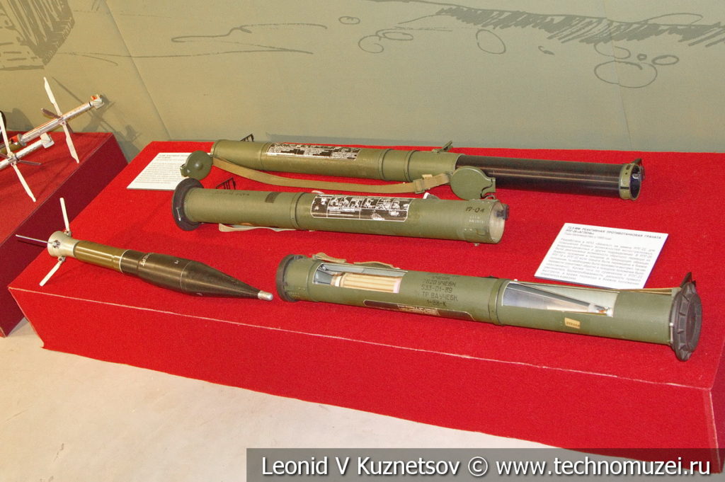 Реактивные противотанковые гранаты РПГ-18 "Муха" и РПГ-26 "Аглень" в музее отечественной военной истории в Падиково