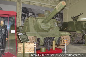 152-мм самоходная артиллерийская установка ИСУ-152 1943 года в музее отечественной военной истории в Падиково