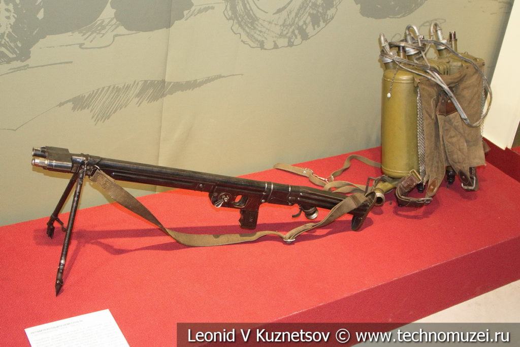 Лёгкий пехотный огнемёт ЛПО-50 в музее отечественной военной истории в Падиково