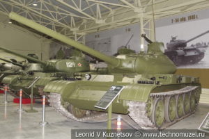 Т-54 средний танк 1946 года в музее отечественной военной истории в Падиково