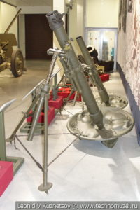 120-мм полковой миномёт образца 1938 года на сошках образца 1943 года с осколочно-фугасной и двумя осветительными минами в музее отечественной военной истории в Падиково