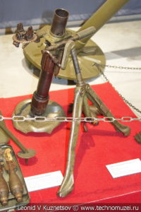 50-мм ротные миномёты образца 1938 и 1940 года с лотком для переноски мин в музее отечественной военной истории в Падиково
