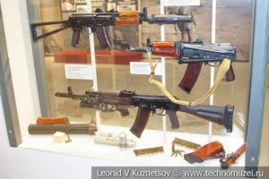 5,45-мм автоматы Калашникова АК-74, АКС-74 и АКС-74У в музее отечественной военной истории в Падиково