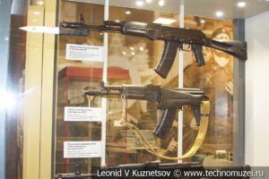 5,45-мм автоматы АК-74М и АК-105 и 7,62-мм автоматы АК-103 и АК-104 в музее отечественной военной истории в Падиково