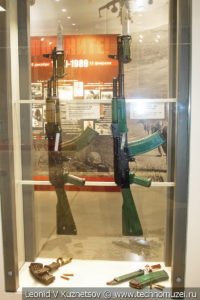Наградные автоматы АК-74 и АКМ для пограничных войск СССР в музее отечественной военной истории в Падиково