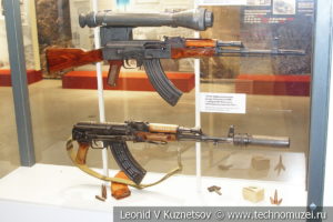 Модернизированный 7,62-мм автомат АКМ в музее отечественной военной истории в Падиково
