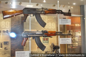 7,62-мм автомат Калашникова АК в разных исполнениях в музее отечественной военной истории в Падиково
