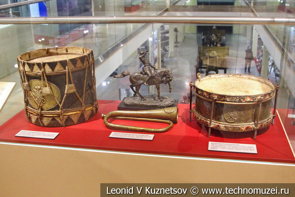 Барабаны и сигнальные рожки в музее отечественной военной истории в Падиково