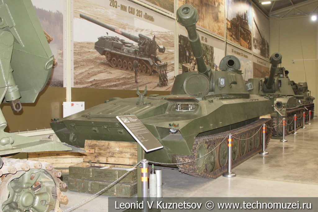 122-мм самоходная гаубица 2С1 Гвоздика 1969 года в музее отечественной военной истории в Падиково