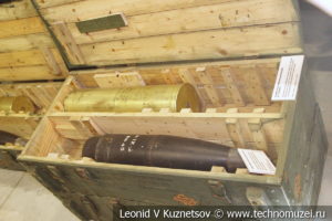 Осколочно-фугасный снаряд и гильза с метательным зарядом пушки Гиацинт в музее отечественной военной истории в Падиково
