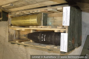 Осколочно-фугасный снаряд и гильза с метательным зарядом гаубицы Акация в музее отечественной военной истории в Падиково