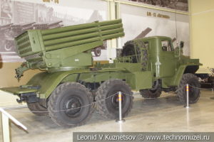 122-мм реактивная система залпового огня БМ-21 Град 9К51 1960 года в музее отечественной военной истории в Падиково