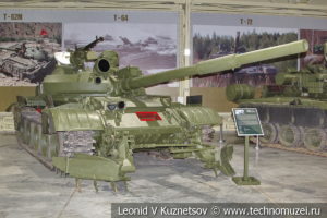 Учебно-демонстрационный танк Т-62М с колейным минным тралом КМТ-6 в музее отечественной военной истории в Падиково