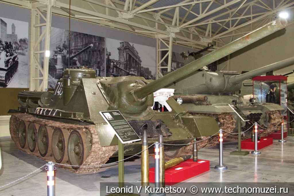 100-мм самоходная артиллерийская установка СУ-100 1944 года в музее отечественной военной истории в Падиково