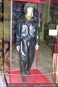 Лейтенант автобронетанковых войск в огнезащитном костюме "ТОЗ" образца 1943 года в музее отечественной военной истории в Падиково