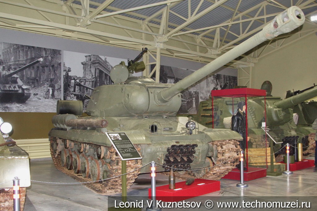 ИС-2 Объект 240 тяжелый танк 1943 года в музее отечественной военной истории в Падиково