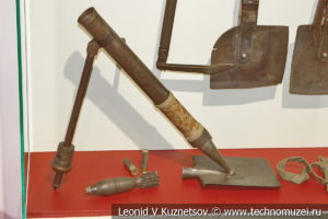 37-мм взводный миномёт-лопата ВМ-37 в музее отечественной военной истории в Падиково