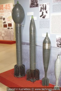 Боеприпасы реактивных систем залпового огня М-31 и М-13 в музее отечественной военной истории в Падиково